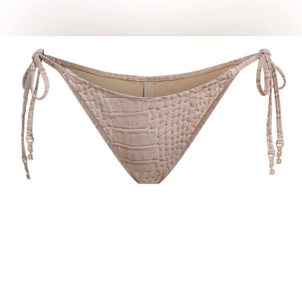 SKIMS SIGNATURE SWIM DIPPED TIE
BIKINI BOTTOM | DUNE
CROCODILE PRINT